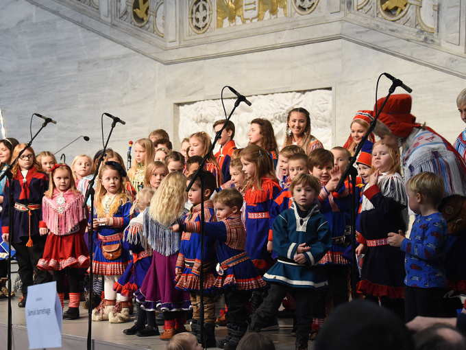 Barn fra den samiske barnehagen og skolen i Oslo sang i Rådhuset. Foto: Sven Gj. Gjeruldsen, Det kongelige hoff